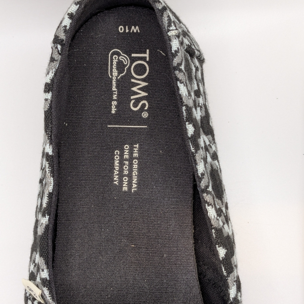 TOMS Women's Black and White Patterned Canvas Slip On Loafers - Picture 3 of 7